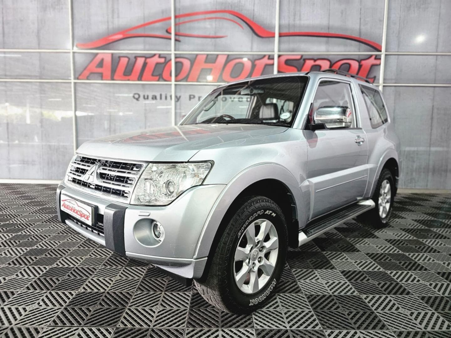2011 Mitsubishi Pajero 3-Door 3.2DI-D GLS – photo 1 of 12