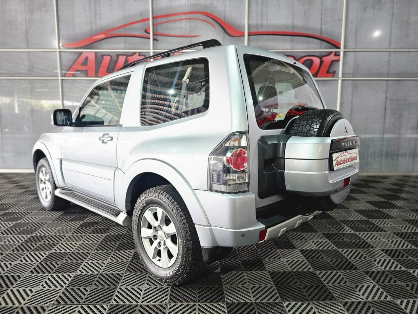 2011 Mitsubishi Pajero 3-Door 3.2DI-D GLS – photo 4