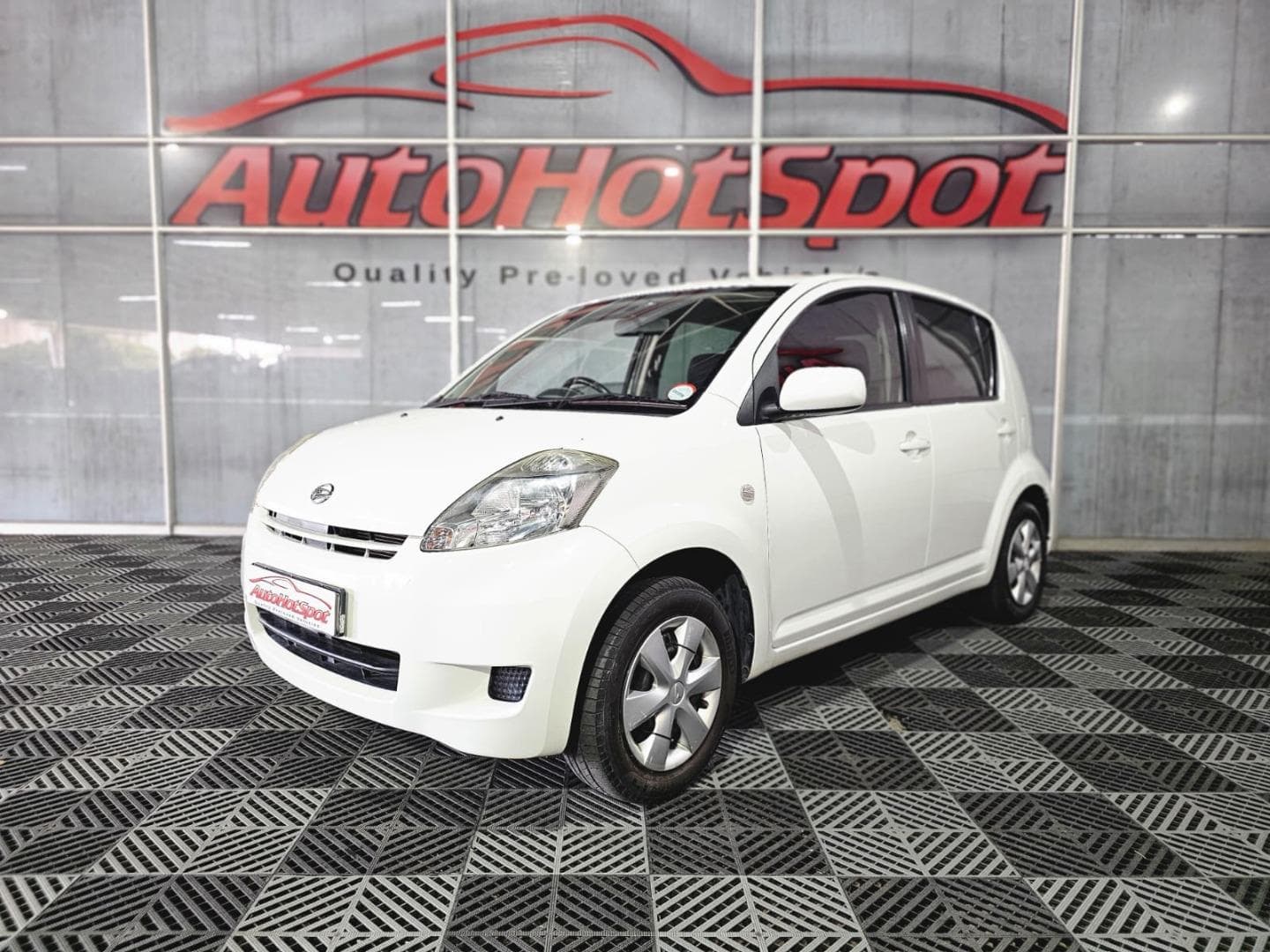 2010 Daihatsu Sirion 1.3 – photo 1 of 12