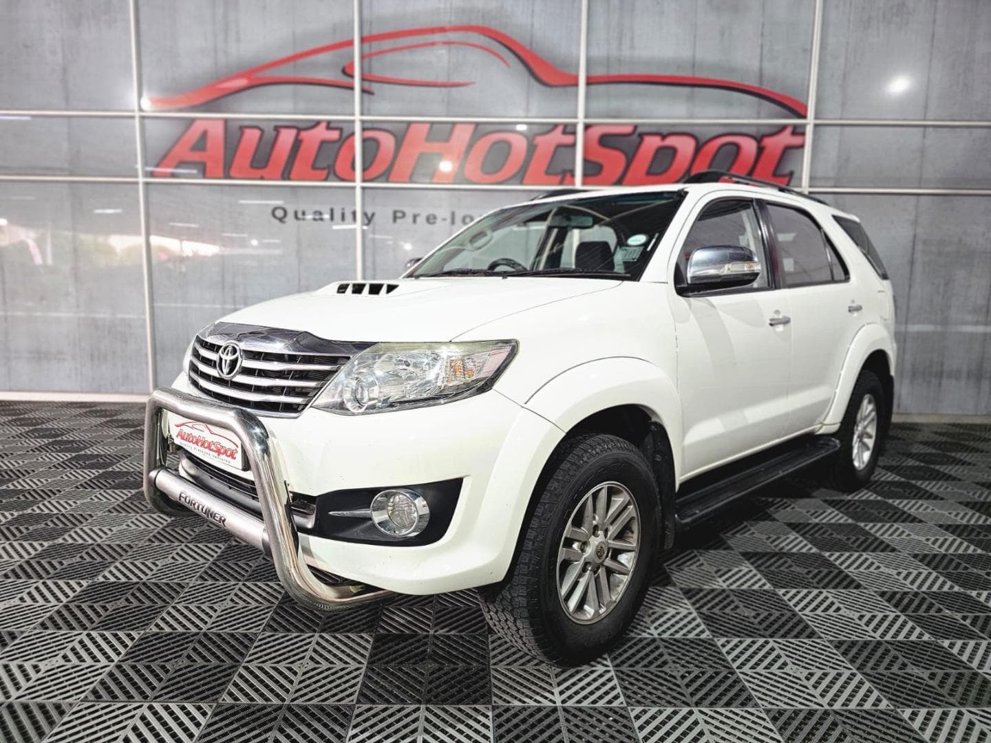2015 Toyota Fortuner 2.5D-4D – photo 1 of 11